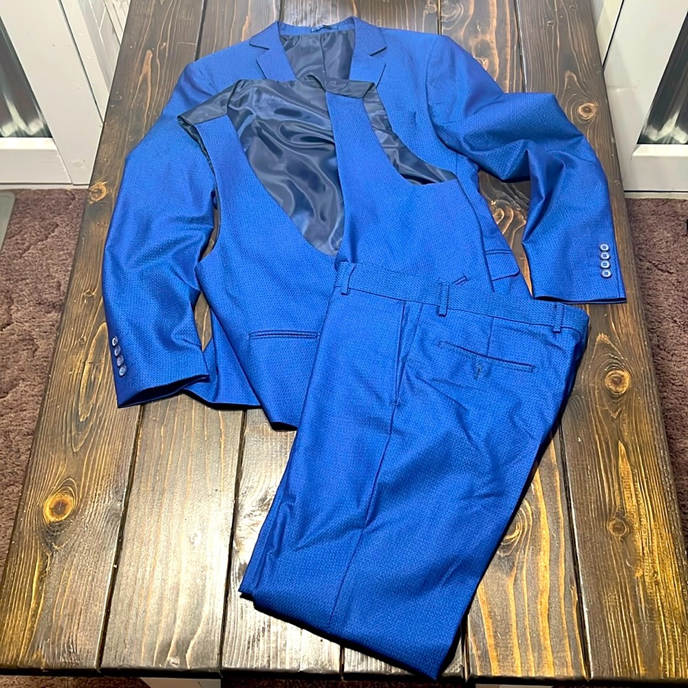 Men’s Sharp Millennial Wool Blend Three Piece Suit- Size 40; 34x30 Slim Fit